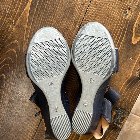 Bueno Navy and Tan Leather Wedge Sandals - Picture 5 of 6